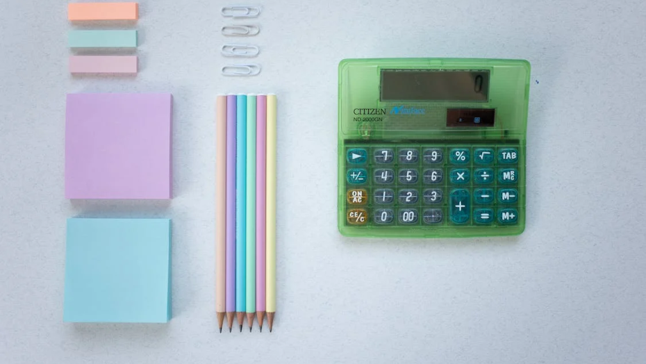 The Gift for Making Savings: Calculator or Savings Box?